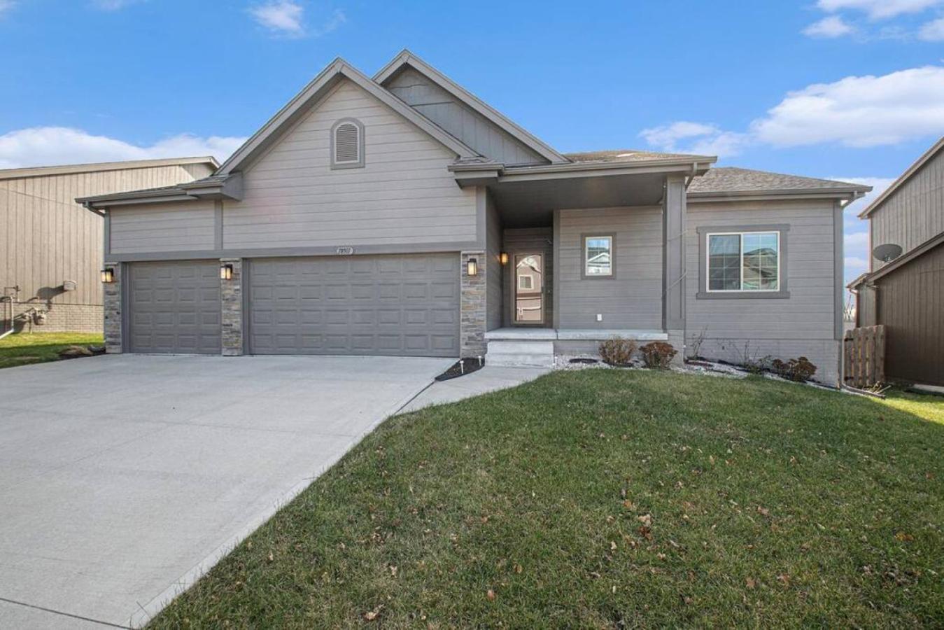 Stylish Retreat Master Suite Omaha Exterior photo